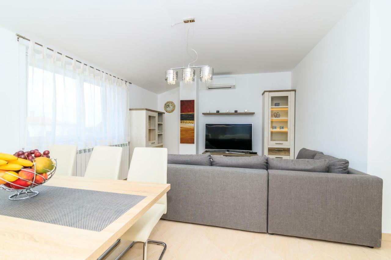Holiday Home Natasha Svetvincenat Bagian luar foto