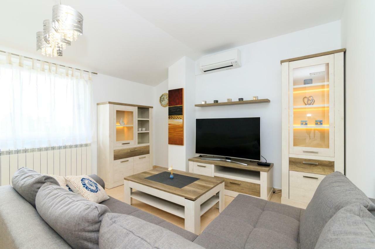 Holiday Home Natasha Svetvincenat Bagian luar foto