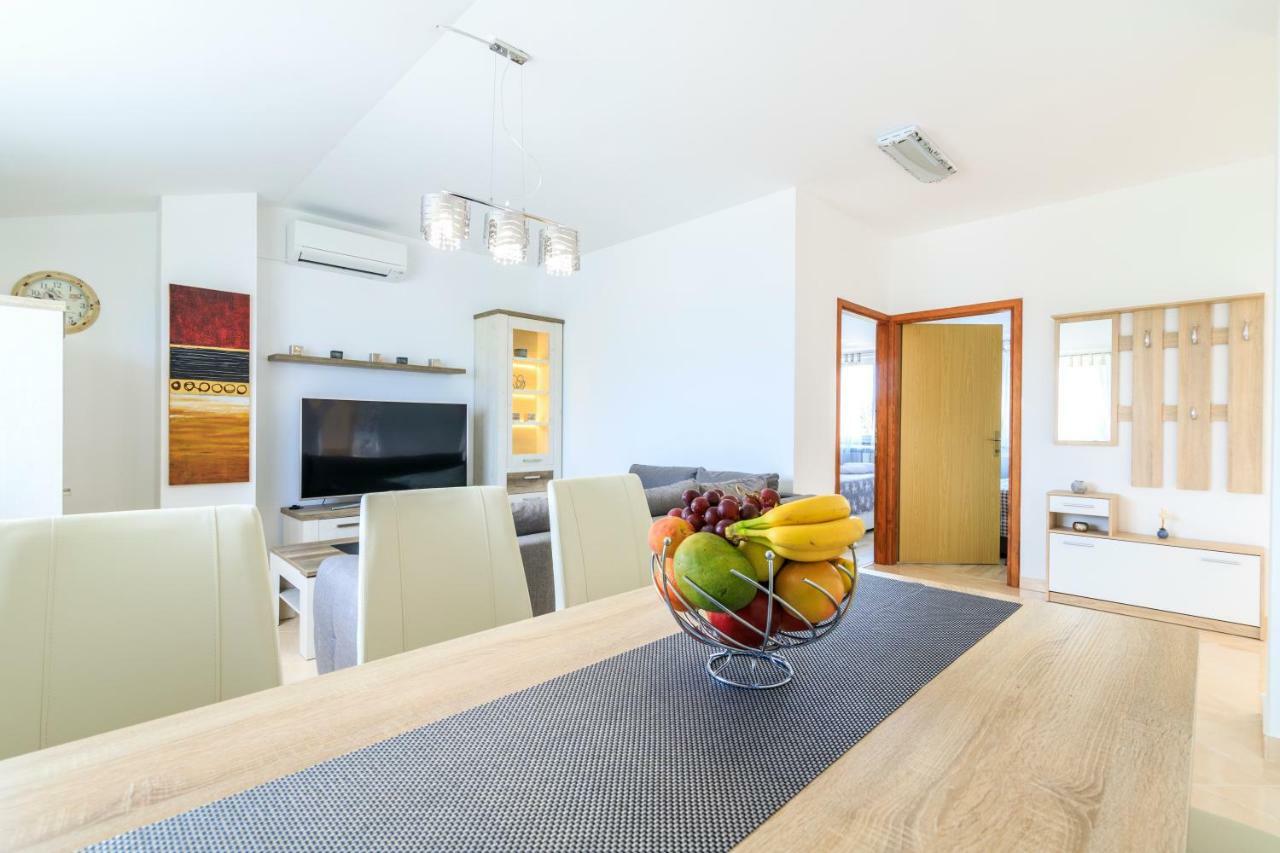 Holiday Home Natasha Svetvincenat Bagian luar foto